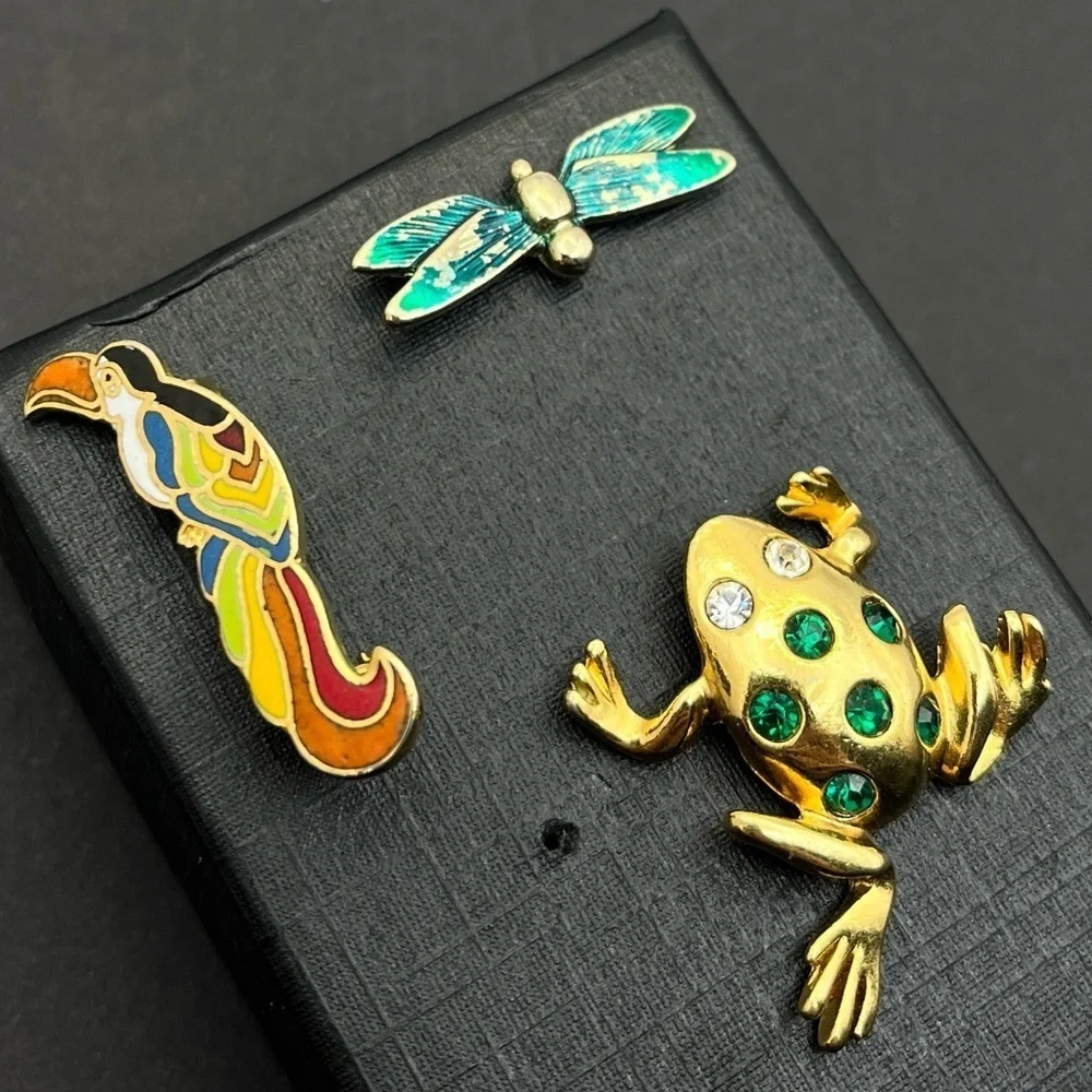 Lot of 3 Gold tone Vintage Avon Animal Pins/Brooches- Frog - Toucan - Dragonfly
